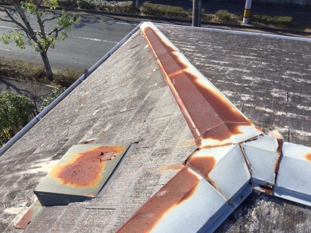 明石市の棟板金の錆が著しいスレート屋根